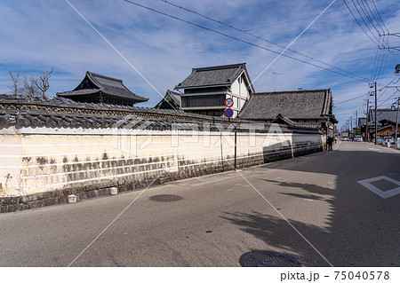 三重県津市一身田の高田本山専修寺へ向かう道と白壁 三重県津市一身田の高田本山専修寺へ向かう道と白壁 75040578
