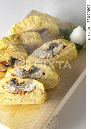 寿司下駄に盛り付けられた熱々の鰻巻きを白背景で撮影 寿司下駄に盛り付けられた熱々の鰻巻きを白背景で撮影 75040605