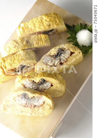 寿司下駄に盛り付けられた熱々鰻巻きを白背景で撮影(俯瞰) 寿司下駄に盛り付けられた熱々鰻巻きを白背景で撮影(俯瞰) 75040671