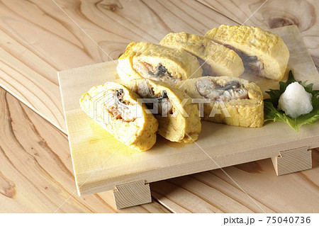 寿司下駄に盛り付けられた熱々鰻巻き 寿司下駄に盛り付けられた熱々鰻巻き 75040736