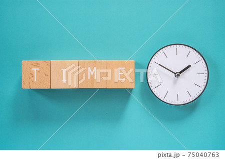 時間（タイム）｜「TIME」と書かれた積み木と時計 75040763