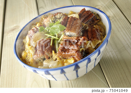 鰻の蒲焼きを卵でとじた熱々なうな玉丼 鰻の蒲焼きを卵でとじた熱々なうな玉丼 75041049