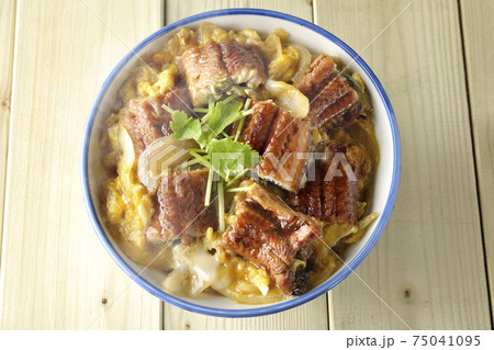 鰻の蒲焼きを卵でとじた熱々うな玉丼（俯瞰） 75041095