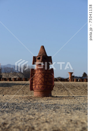 古墳王国群馬・保渡田古墳群の埴輪の立ち並ぶ風景 古墳王国群馬・保渡田古墳群の埴輪の立ち並ぶ風景 75041138