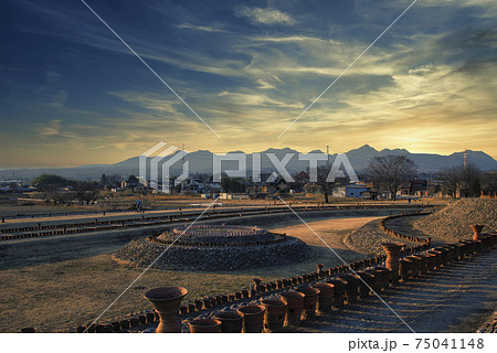 古墳王国群馬・保渡田古墳群の埴輪の立ち並ぶ風景 75041148