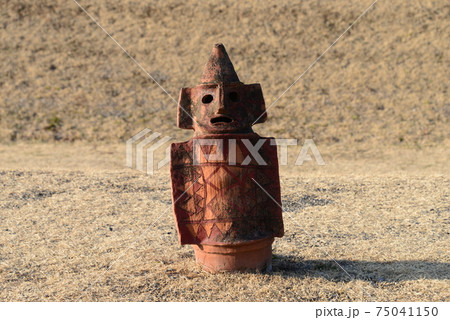 古墳王国群馬・保渡田古墳群の埴輪の立ち並ぶ風景 75041150