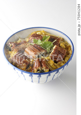 鰻の蒲焼きを卵でとじた熱々うな玉丼を白背景で撮影 鰻の蒲焼きを卵でとじた熱々うな玉丼を白背景で撮影 75041284