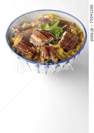 鰻の蒲焼きを卵でとじた熱々うな玉丼を白背景で撮影 鰻の蒲焼きを卵でとじた熱々うな玉丼を白背景で撮影 75041286