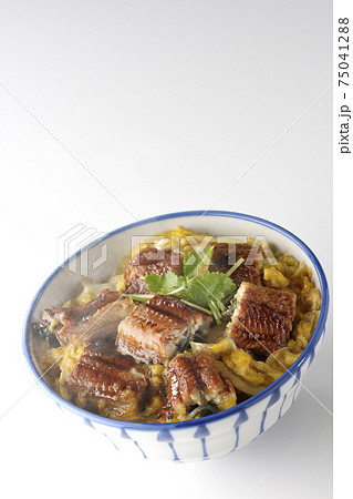 鰻の蒲焼きを卵でとじた熱々うな玉丼を白背景で撮影 75041288