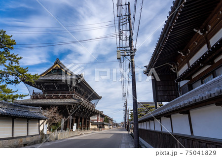 三重県津市一身田 高田本山専修寺の立派な山門と塀 三重県津市一身田 高田本山専修寺の立派な山門と塀 75041829