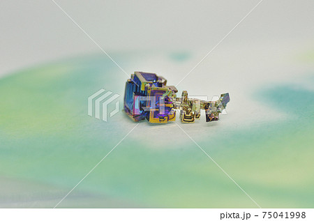 レアメタル ビスマスの結晶のクローズアップ レアメタル ビスマスの結晶のクローズアップ 75041998