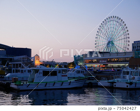 名古屋港の夕景（港） 75042427
