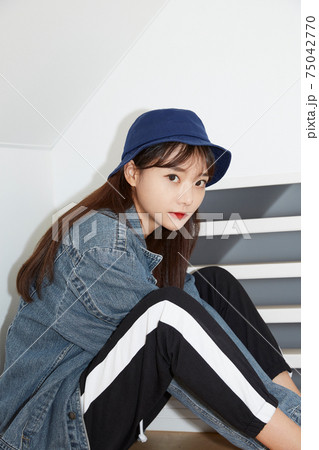 若い女性のストリートファッションポートレート 75042770