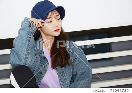 若い女性のストリートファッションポートレート 75042780