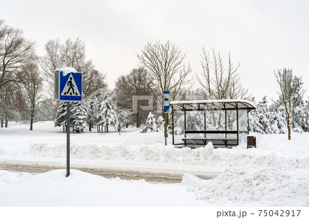 Empty bus stop in the snowy weather Empty bus stop in the snowy weather 75042917