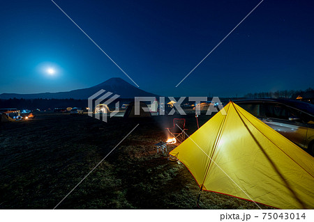 キャンプ場から眺める月夜の富士山 キャンプ場から眺める月夜の富士山 75043014
