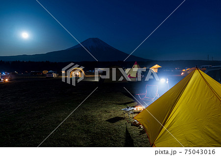 キャンプ場から眺める月夜の富士山 キャンプ場から眺める月夜の富士山 75043016