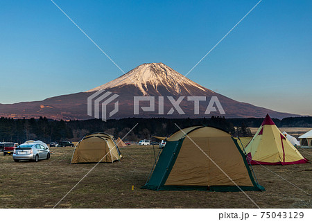 オートキャンプサイトから眺める夕日に染まった富士山 オートキャンプサイトから眺める夕日に染まった富士山 75043129