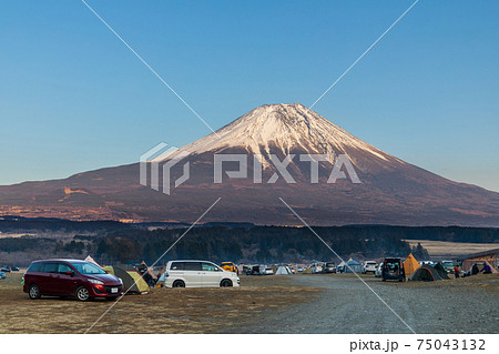 オートキャンプサイトから眺める夕日に染まった富士山 オートキャンプサイトから眺める夕日に染まった富士山 75043132