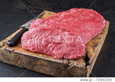 angus roast beef with herbs  75043203