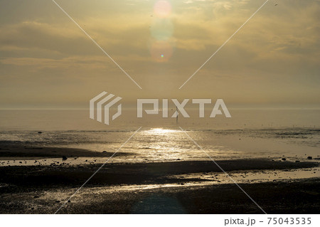 夕焼け 海 日没 75043535