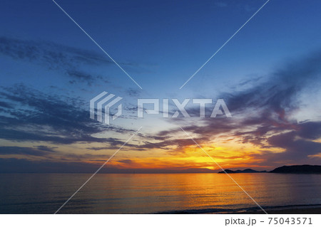 夕焼け 海 日没 75043571