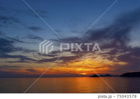 夕焼け 海 日没 75043579