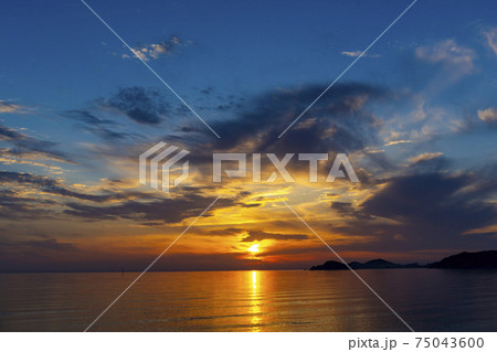 夕焼け 海 日没 75043600