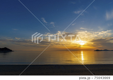 夕焼け 海 日没 75043669