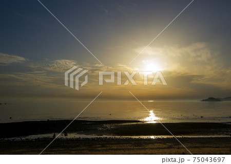夕焼け 海 日没 75043697