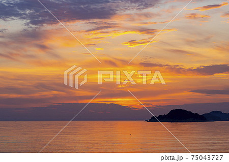 夕焼け 海 日没 75043727
