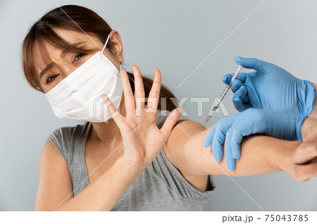 女性の腕に注射を打つ 女性の腕に注射を打つ 75043785