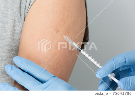 女性の腕に注射を打つ 女性の腕に注射を打つ 75043786