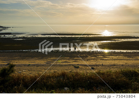 夕焼け 海 日没 75043804