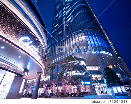 夕暮れの東京ミッドタウン日比谷 75044053