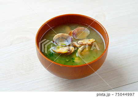 アサリとあおさ（青のり）の味噌汁、お味噌汁、貝汁。 75044997
