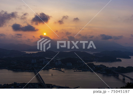 海 夕焼け 日没 75045197