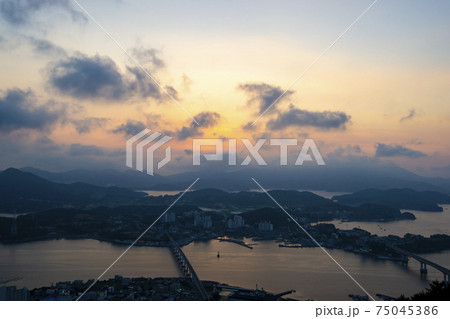 海 夕焼け 日没 75045386