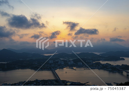 海 夕焼け 日没 75045387