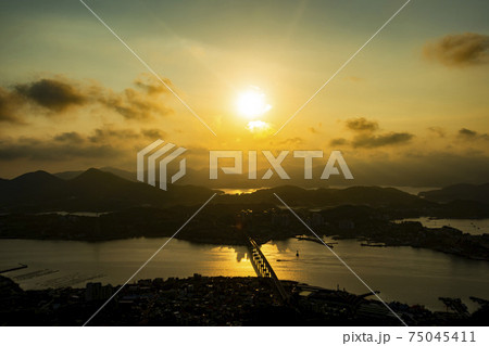 山 海 夕焼け 75045411