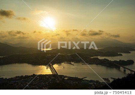 山 海 夕焼け 75045413