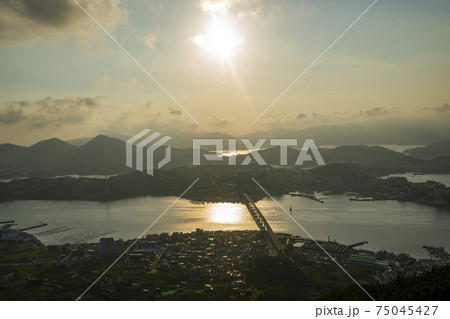 山 海 夕焼け 75045427