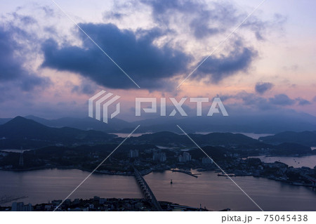 海 夕焼け 日没 75045438