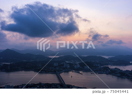 海 夕焼け 日没 75045441