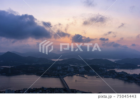 海 夕焼け 日没 75045443