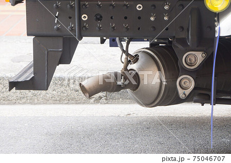 トラックの三元触媒	 トラックの三元触媒	 75046707