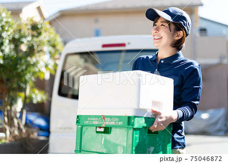 可愛い配送スタッフの女性 75046872