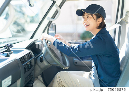 可愛い配送スタッフの女性 75046876