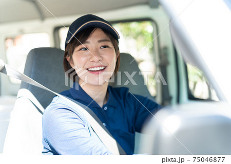 可愛い配送スタッフの女性 75046877