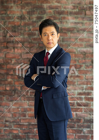 スーツを着た50代男性 スーツを着た50代男性 75047497